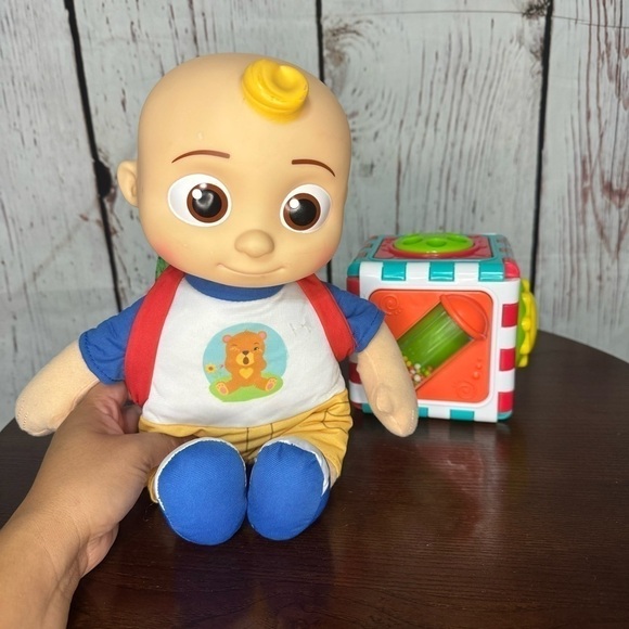 CoComelon Official Musical Doll Collection, (Back to School JJ) + Activity cube - Picture 4 of 14